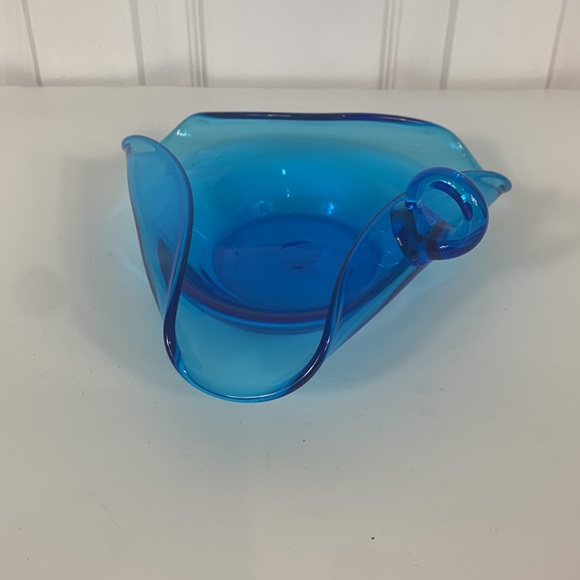 Vintage MCM blue hand blown dish with curved edges and handle. - Picture 2 of 6